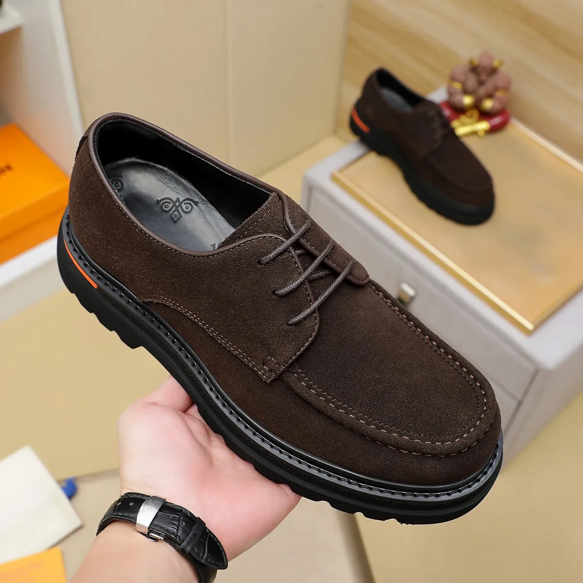 Men's shoes 💰660 💰 Louis Vuitton LV ® Autumn and Winter 🆕 models 🔛Full shoe counter First layer cowhide, 🐂Leather lined casual shoes for men, super soft outsole, essential for driving. Counter synchronization Original first layer cowhide Completely 1:1 mold customization 🌹Top version, 2 colors available! Number: 38-45 (37.46. Customized)